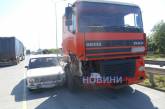 На новій бетонній дорозі в Миколаєві зіткнулися сідельний тягач та ВАЗ