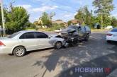У Миколаєві позашляховик зіткнувся з вантажівкою, а потім «лоб у лоб» врізався у Nissan (фото)
