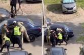 У Сумах поліція та військові силою витягли чоловіка з машини: названо причину (відео)