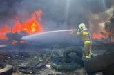 Черный дым над Николаевом: спасатели сообщили о масштабном возгорании автомобильных шин (фото)