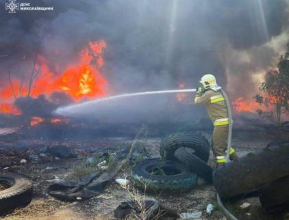 Чорний дим над Миколаєвом: рятувальники повідомили про масштабне загоряння автомобільних шин (фото)