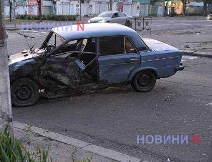 У центрі Миколаєва зіткнулися «Міцубісі» та ВАЗ: постраждали водії, є загроза вибуху