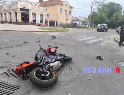 У центрі Миколаєва мотоцикл врізався в "Мерседес": мотоцикліст загинув