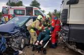 Фура и Mersedes столкнулись в Николаевской области: водителя вырезали из авто (фото)