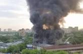 У Москві сталася сильна пожежа, вогонь намагаються загасити за допомогою авіації (відео)