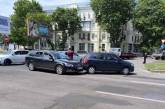 У центрі Миколаєва «Шкода», рухаючись заднім ходом, зіткнулася з «Фольксвагеном»