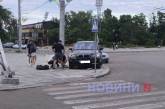 В Николаеве BMW X5 вылетел на тротуар, сбил ограждение и едва не врезался в «Эйфелеву башню»