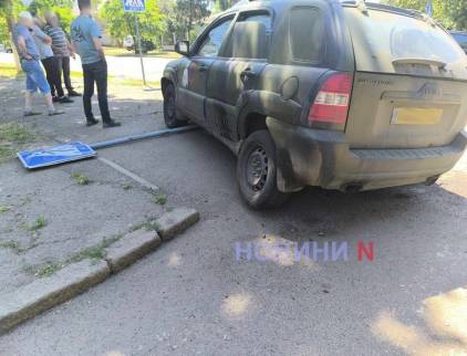 У Миколаєві «Кіа» після зіткнення вилетів на тротуар та збив дорожній знак (фото)