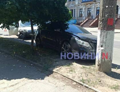 У центрі Миколаєва «Сітроен» врізався у «Тойоту» - водія забрала швидка