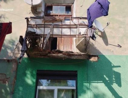 У Миколаєві обвалився балкон житлового будинку, на якому стояла мешканка: її госпіталізували (фото, відео)