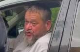 В Ужгороді п'яний священик УПЦ МП влетів у будинок та лаявся в бік поліцейських (відео)