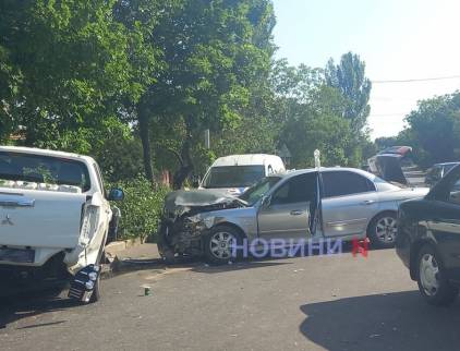 На перехресті в Миколаєві зіткнулися чотири автомобілі - троє постраждалих