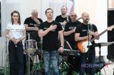 «Сам собі країна»: артисти херсонського театру презентували концертну програму з піснями Кузьми (фоторепортаж)