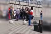 В Киеве женщины подрались с сотрудниками ТЦК (видео)