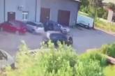 Співробітники ТЦК на автомобілі збили велосипедиста, який намагався втекти від них (відео)