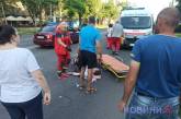 Пешеход прыгнул на движущийся автомобиль на проспекте в Николаеве: пострадавшего увезла скорая (фото, видео)