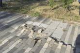 У Миколаєві фура заїхала на тротуар біля готелю, зруйнувавши покриття (фото)
