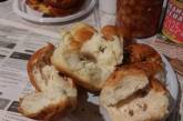 На Луганщині бабуся «пригостила» окупантів пиріжками з канцелярськими кнопками
