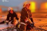 У Києві вже добу гасять пожежу: працюють 249 рятувальників, 98 одиниць техніки та 4 пожежні потяги (фото)