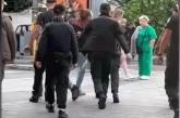 В Одессе сотрудники полиции и ТЦК унесли из Аркадии мужчину на руках (видео)
