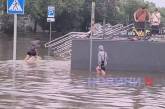 На проспекте в Николаеве молодежь устроила купание в «озере», образовавшемся после ливня (видео)