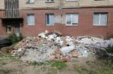 Территорию возле николаевского вуза превратили в свалку строительных отходов