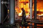 Рятувальники показали фото з місця ракетного удару по Одесі: виникла масштабна пожежа