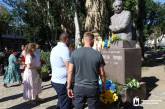 День Конституции: в Николаеве возложили цветы к памятникам Шевченко и Черноволу (фото)