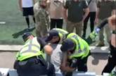 На Миколаївщині правоохоронці затримали чоловіка прямо на футбольному матчі (відео)