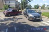В Николаеве столкнулись ВАЗ и Nissan: заблокировано движение троллейбусов