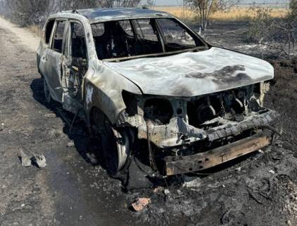 Ворог ударив по Миколаївській області з FPV-дрону: пошкоджено цивільні авто та комбайн (фото)