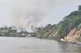 В Николаеве масштабный пожар на берегу реки — огонь подбирается к линиям электропередач