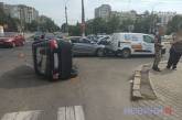У центрі Миколаєва зіткнулися три автомобілі, один із них перекинувся: четверо постраждалих (фото, відео)