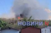 Масштабный пожар на Намыве: огонь вплотную подступил к гаражам (видео)