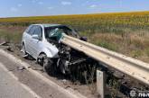 На Миколаївщині Chevrolet «нанизався» на металевий відбійник: водій загинув (фото)