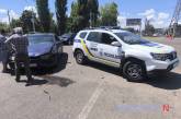 На перекрестке в Николаеве «Опель» врезался в полицейский автомобиль
