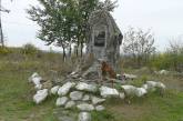 В Вознесенске вандалы осквернили памятный знак королю одесских биндюжников Мишке Япончику