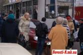 Старая история: в Николаеве припаркованный у суда автомобиль заблокировал движение трамвая