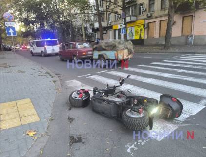 У центрі Миколаєва автомобіль збив електроскутер, який їхав по переходу