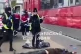 В Киеве мужчина упал с крыши торгового центра: погиб на месте (видео)