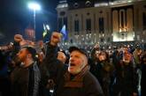 В Тбилиси десятки тысяч человек вышли на протесты: полиция пытается их разогнать