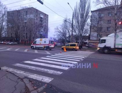 У Миколаєві автомобіль швидкої допомоги збив пішохода: величезний затор