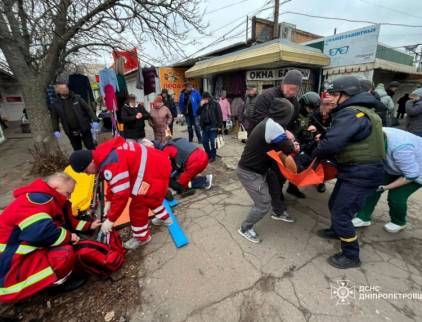 По ринку в Нікополі завдано удару: відомо про 8 постраждалих (фото)