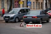 В Николаеве при столкновении «Волги» и «Митсубиси» пострадала еще и припаркованная на обочине «Тойота»