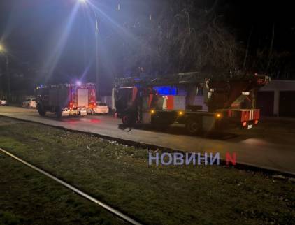 У Миколаєві надійшов сигнал про пожежу в дев’ятиповерховому будинку: слідом за пожежними приїхала поліція