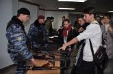 Николаевские студенты пообщались с милиционерами: "беркутовцы" даже разрешили  примерить бронежилеты и шлемы