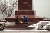 Одесские бомжи оккупировали Вечный огонь у памятника Неизвестному матросу