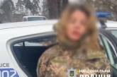 Женщина в военной форме на авто Smart заблокировала въезд и наехала на полицейского