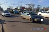 На кольце в Николаеве столкнулись Suzuki и Lada: из-за ДТП образовалась пробка