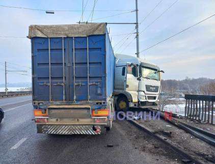 Фура ледь не злетіла з мосту у Миколаєві (фото, відео)